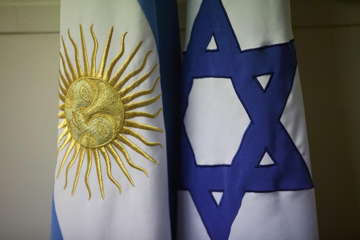 En esta imagen de archivo, una bandera de Argentina y una de Israel, en la oficina de Guillermo Borger,