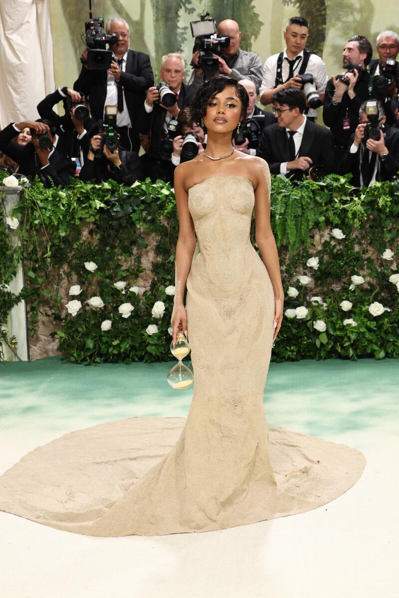 Singer-songwriter Tyla took the “Garden of Time” theme to its literal extreme with her Balmain dress made of sculpted sand, accessorized with an hourglass clutch.
