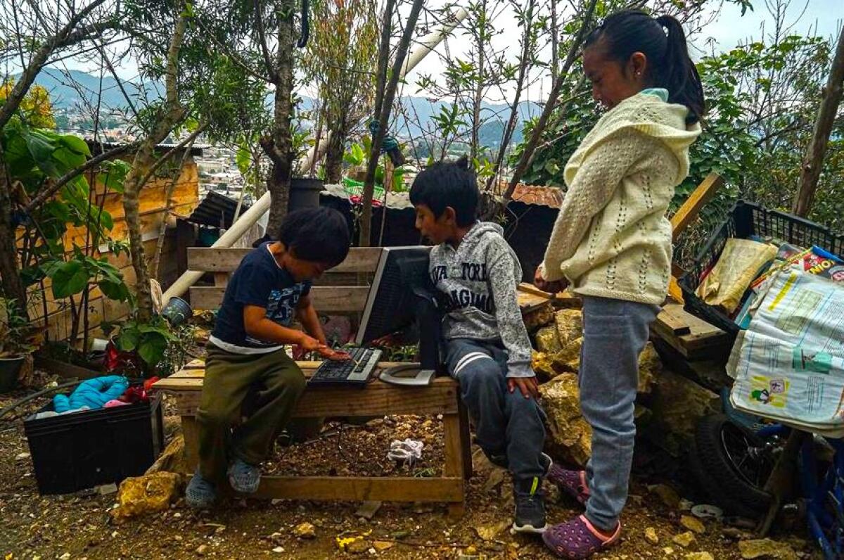 El reto de educar los hijos a distancia en México sin saber leer ni escribir