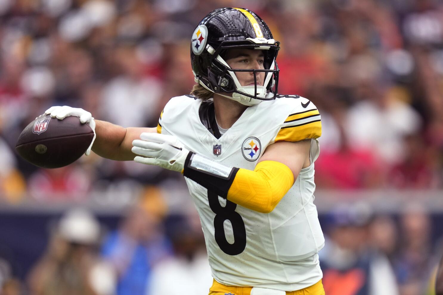 Steelers QB Kenny Pickett leaves loss against Texans after injuring knee -  The San Diego Union-Tribune