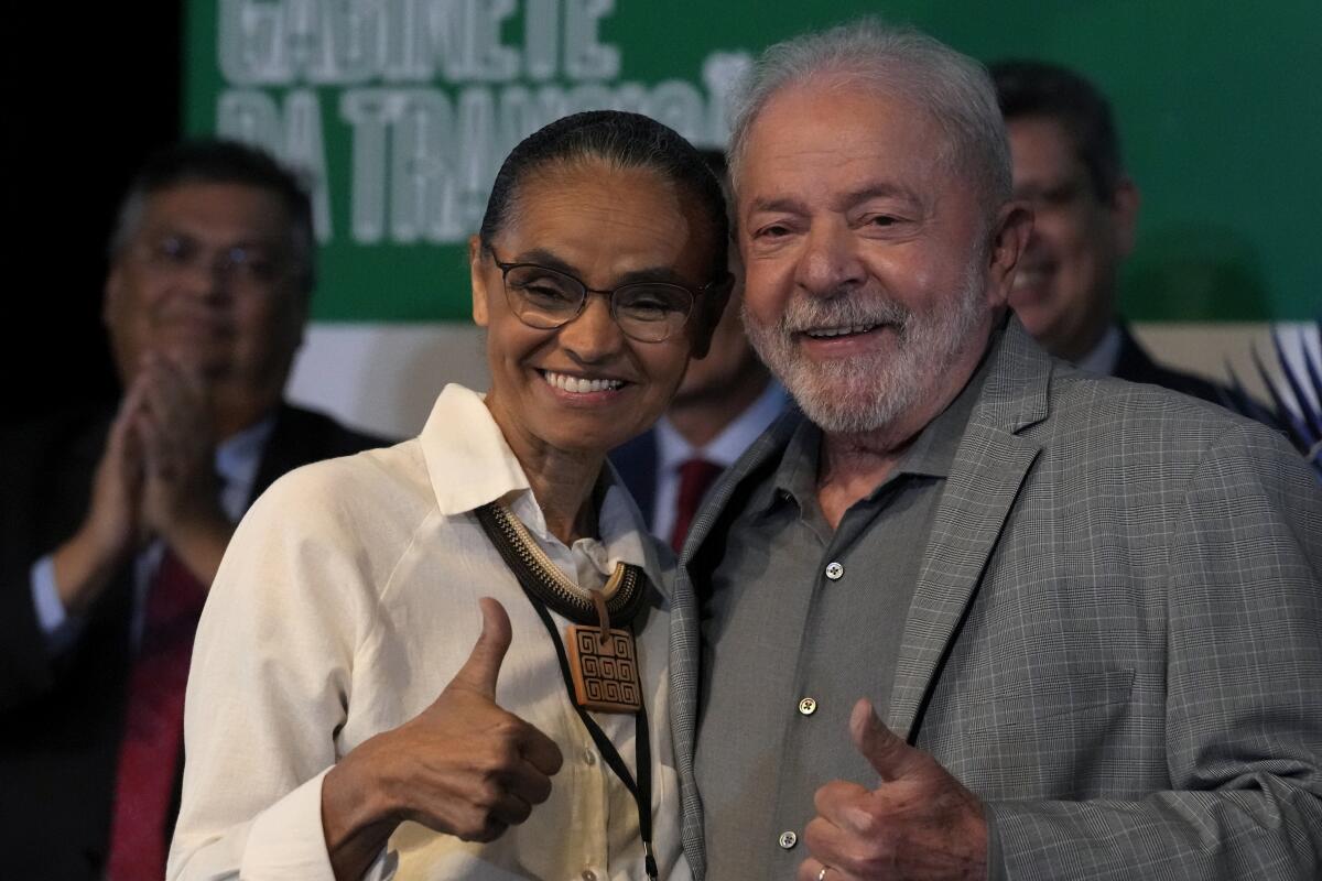 Marina Silva, entonces candidata presidencial del Partido Socialista brasileño, hace campañas en el barrio Rocinha