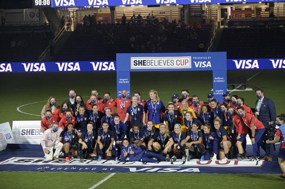 U.S. players and coaches pose for a group photo.