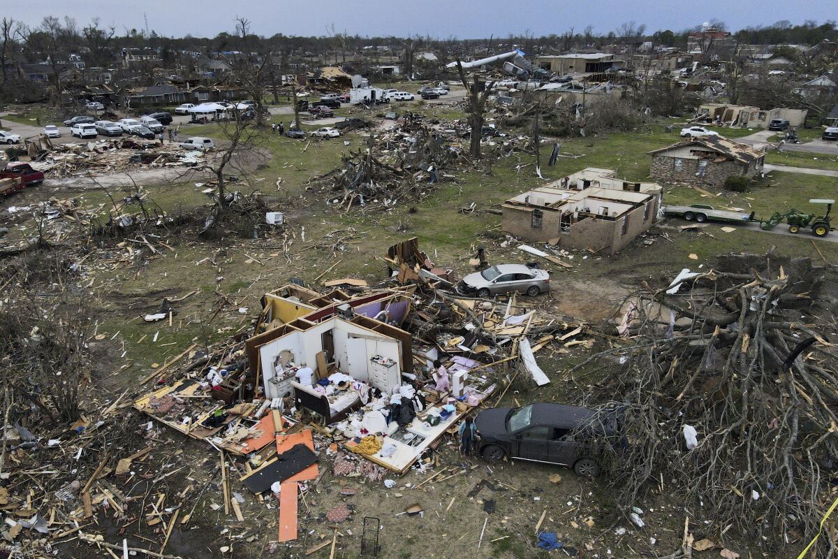 ARCHIVO - Numerosas casas quedaron destruidas tras el paso de un tornado en Rolling Fork, Mississippi