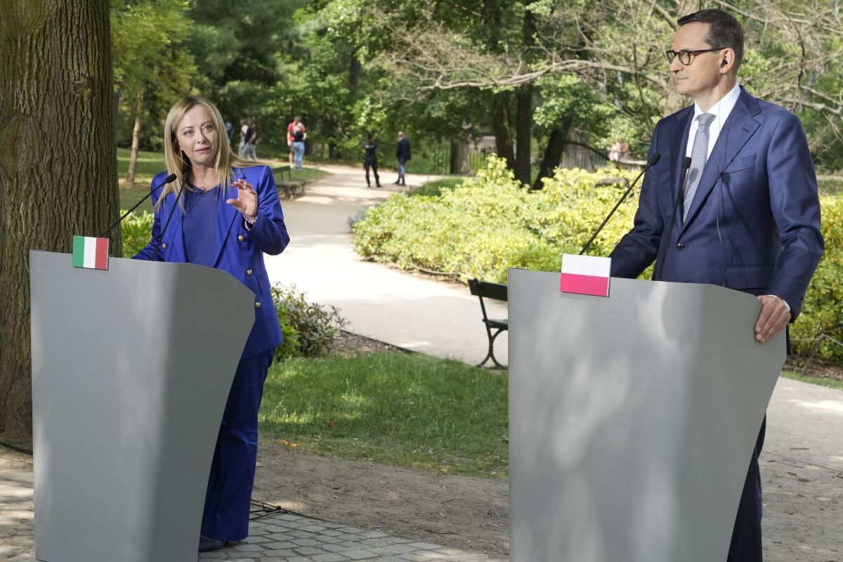 Los primeros ministros de Italia, Giorgia Meloni, izquierda, y de Polonia, Mateusz Morawiecki, hablan en conferencia de prensa después de sus conversaciones en Varsovia, Polonia, miércoles 5 de julio de 2023. (AP Foto/Czarek Sokolowski)
