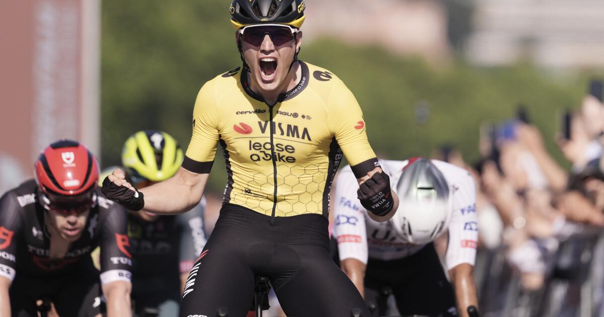 Kooij sprinte pour remporter la 9e étape du Giro d’Italia lors de ses débuts sur le grand tour.  Pogacar conserve la tête du classement général