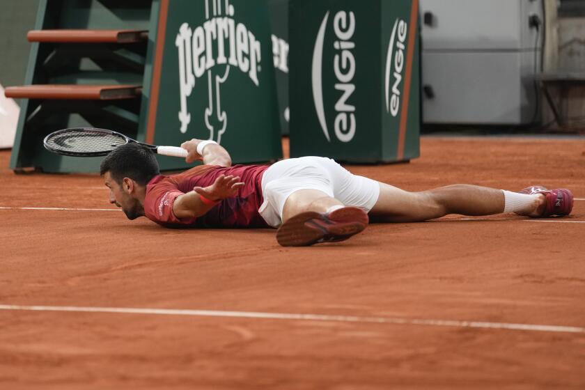 Novak Djokovic se desliza en el piso durante el partido de cuarta ronda contra Francisco Cerúndolo en el Abierto de Francia, el lunes 3 de junio de 2024, en París. (AP Foto/Thibault Camus)