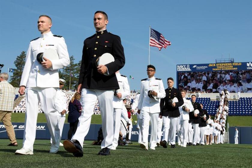 Varios de los cadetes de la promoción de 2018 durante su graduación en la Academia Naval de Annapolis (Maryland), Estados Unidos, el 25de mayo de 2018. EFE/Archivo