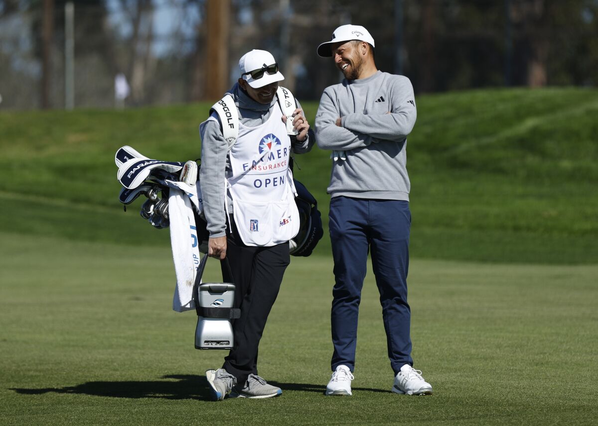 Xander Schauffele(오른쪽)이 Farmers Insurance Open Pro-Am에서 캐디 오스틴 카이저와 함께 웃고 있습니다.