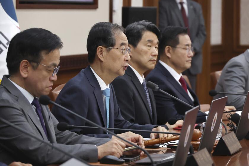 El primer ministro surcoreano Han Duck-soo, segundo de izquierda a derecha, habla durante una reunión del gabinete en el complejo gubernamental, el martes 4 de junio de 2024, en Seúl, Corea del Sur. (Choi Jae-gu/Yonhap vía AP)