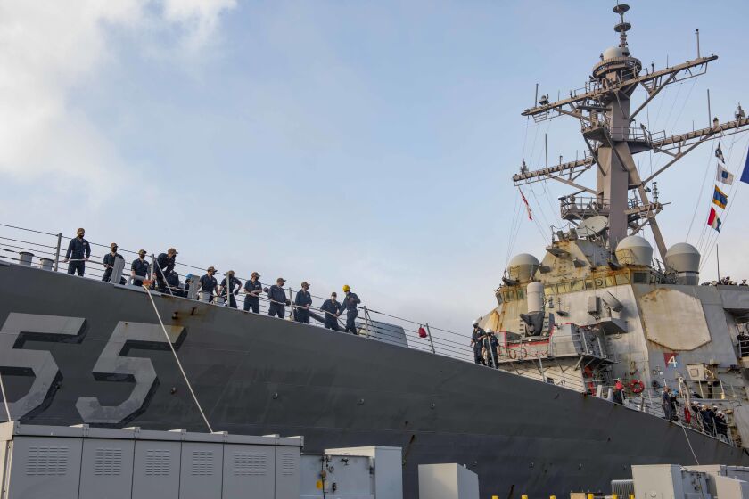 ARCHIVO - En esta imagen proporcionada por la Marina de Guerra de Estados Unidos, marineros a bordo del destructor USS Stout durante el regreso de la nave al puerto de la Estación Naval de Norfolk, Virginia, el 12 de octubre de 2020. (Spc. Jason Pastrick/la Marina de Guerra de Estados Unidos vía AP, archivo)