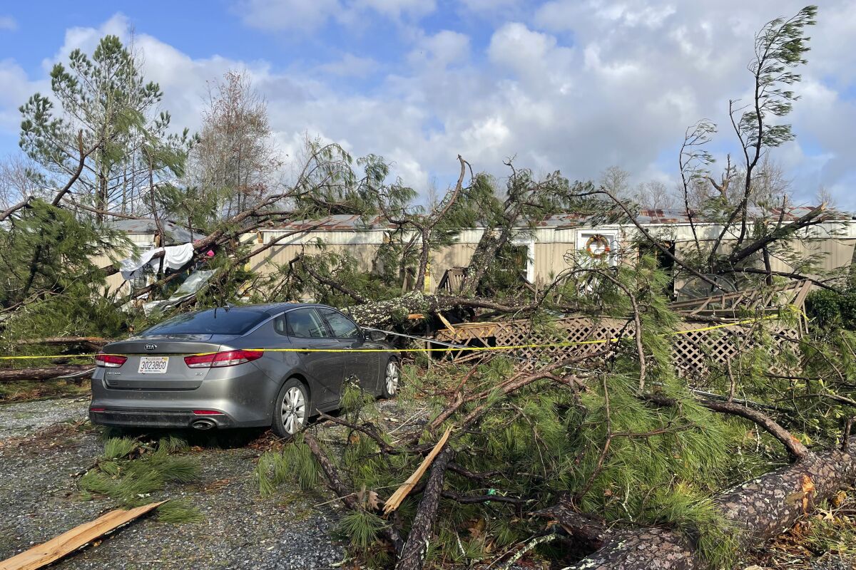 La foto muestra una casa rodante dañada por un tornado donde murieron dos personas en Flatwood, Alabama