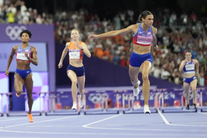 La estadounidense Sydney McLaughlin-Levrone gana los 400 metros con vallas de los Juegos Olímpicos de París, el jueves 8 de agosto de 2024, en Saint-Denis, Francia. (AP Foto/Petr David Josek)