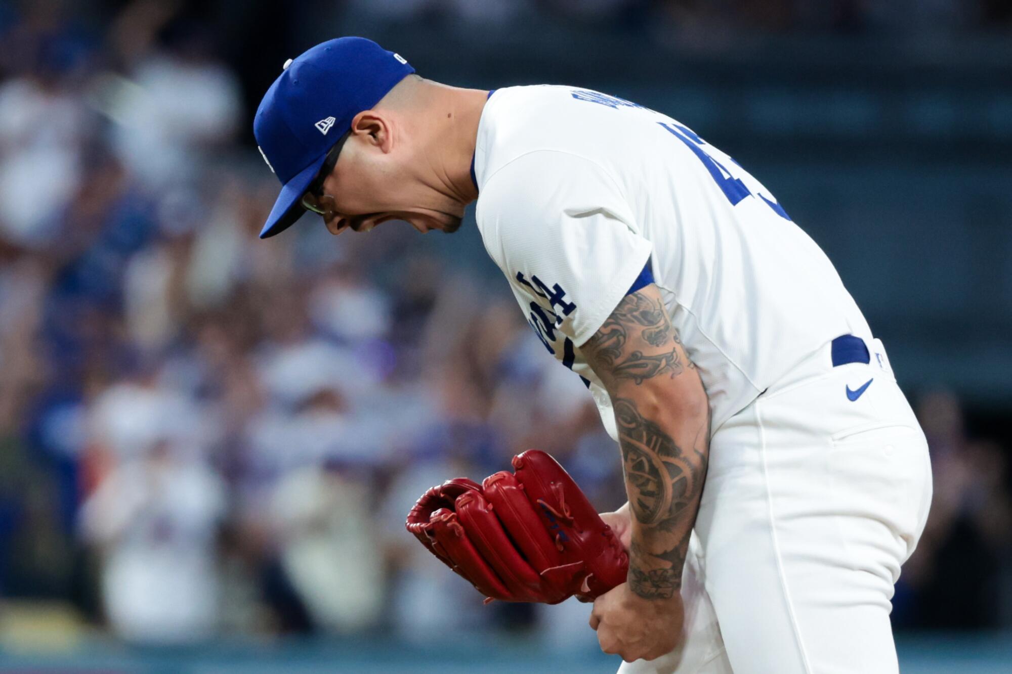 Anthony Banda de los Dodgers reacciona después de ponchar a Jeff McNeil de los Mets