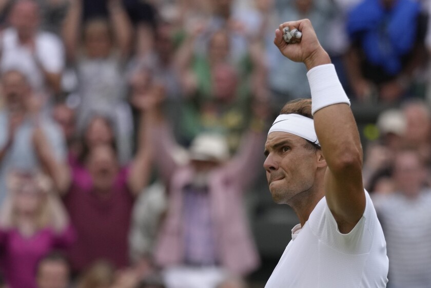 Rafael Nadal celebra tras derrotar a Taylor Fritz en los cuartos de final del torneo de Wimbledon, el miércoles 6 de julio de 2022. (AP Foto/Kirsty Wigglesworth)