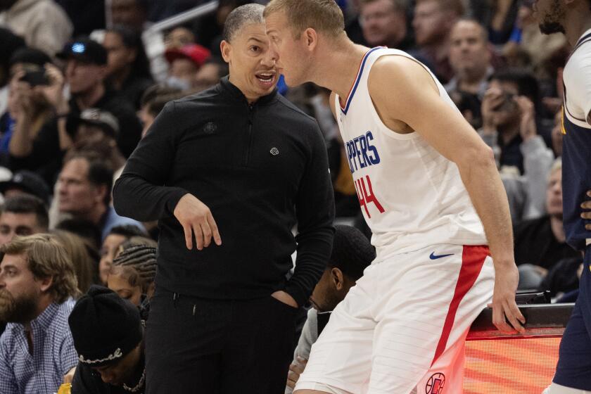 LOS ANGELES, CA - APRIL 4, 2024: Clippers head coach Tyronn Lue chats with LA Clippers center Mason Plumlee (44) against the Denver Nuggets in the first half at Crypto.com Arena on April 4, 2024 in Los Angeles, California.(Gina Ferazzi / Los Angeles Times)