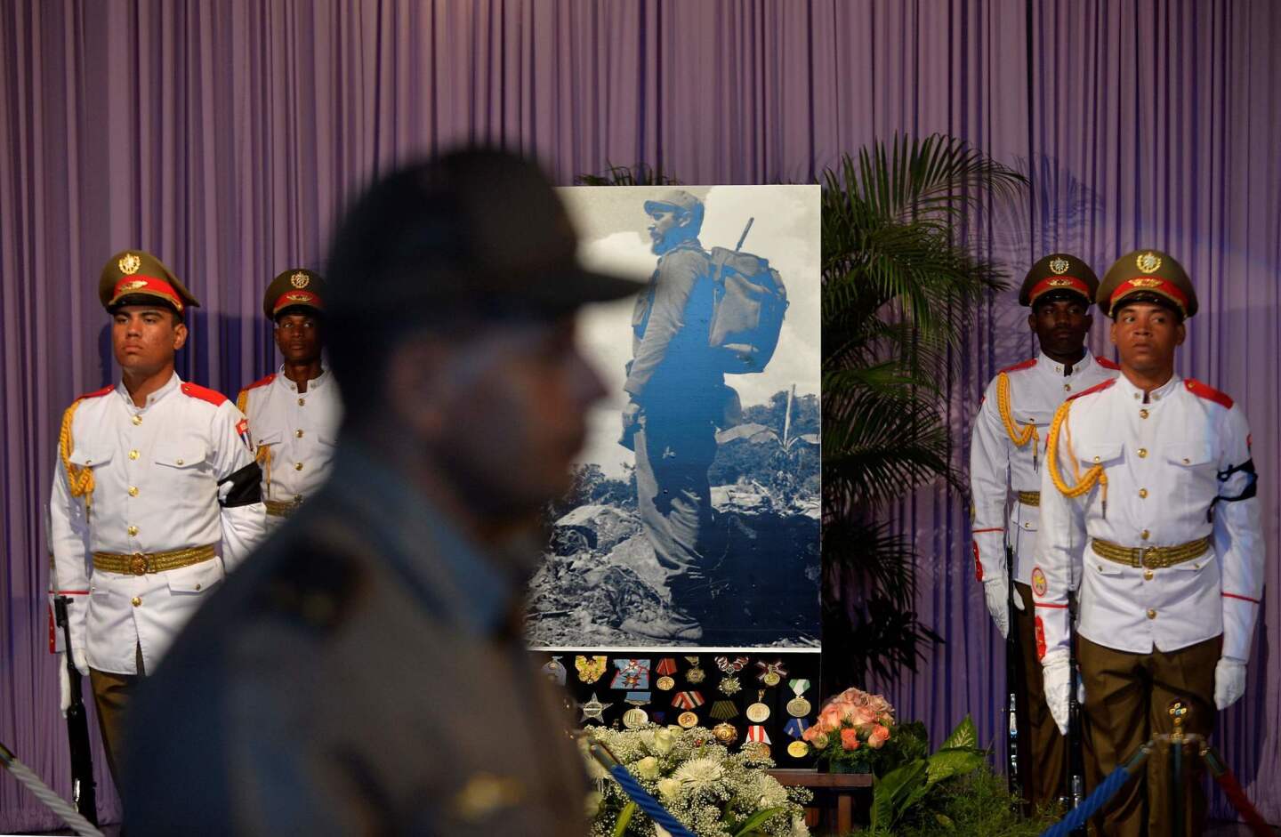 Cubans pay tribute to Fidel Castro