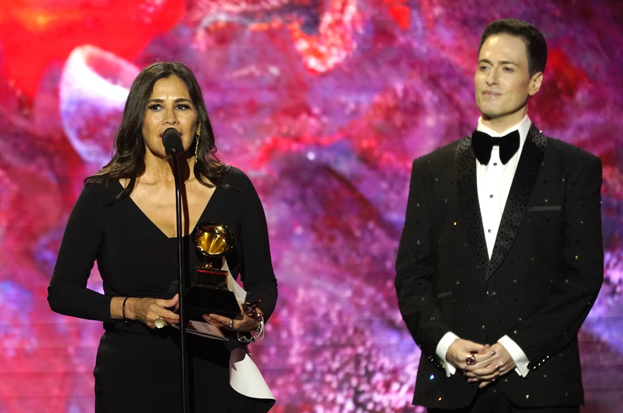 Germaine Franco, izquierda, recibe el premio a mejor banda sonora 