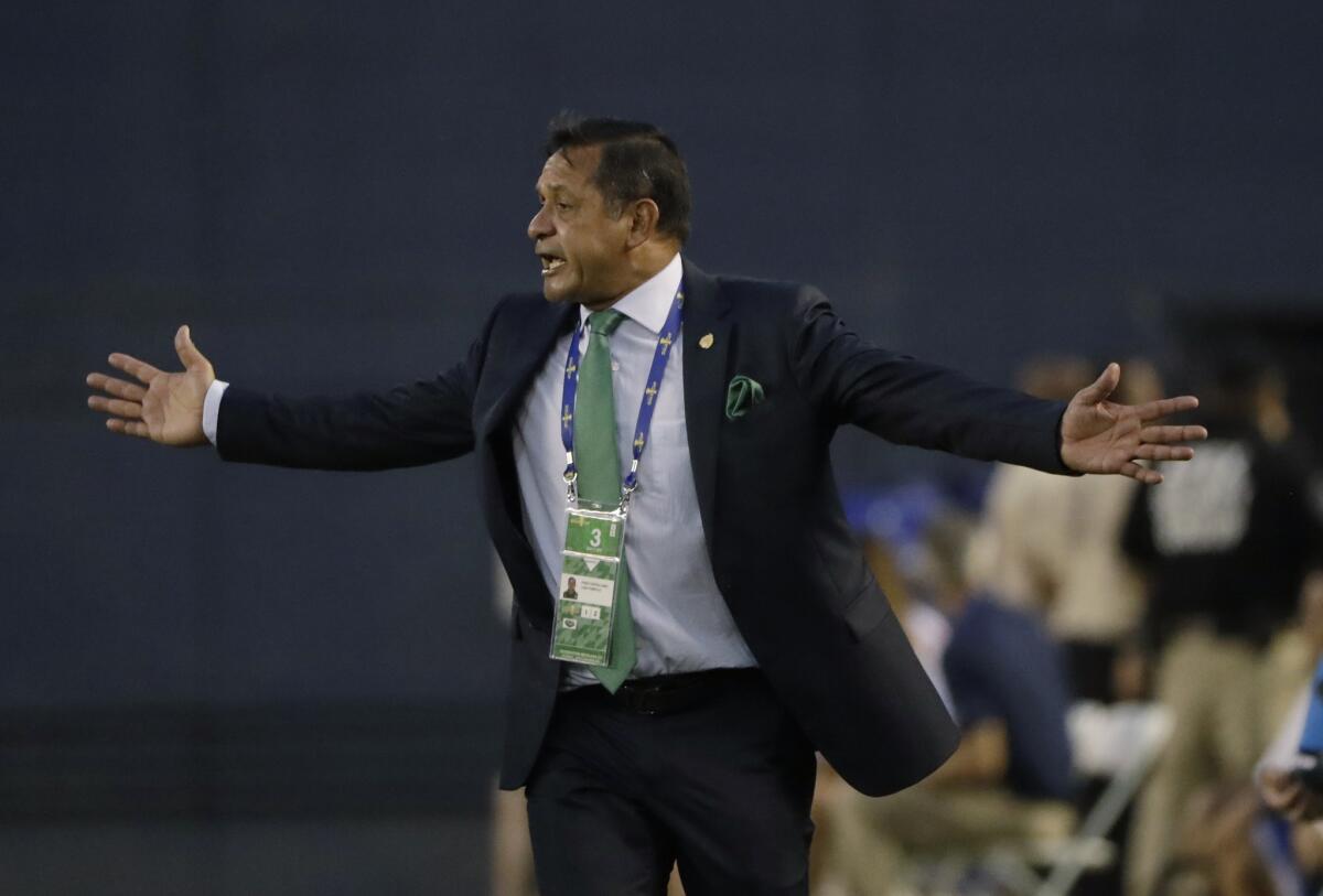 El técnico asistente de México, Luis Pompilio Páez, imparte instrucciones a sus jugadores en un partido contra El Salvador por la fase de grupos de la Copa de Oro el domingo, 9 de julio de 2017, en San Diego.