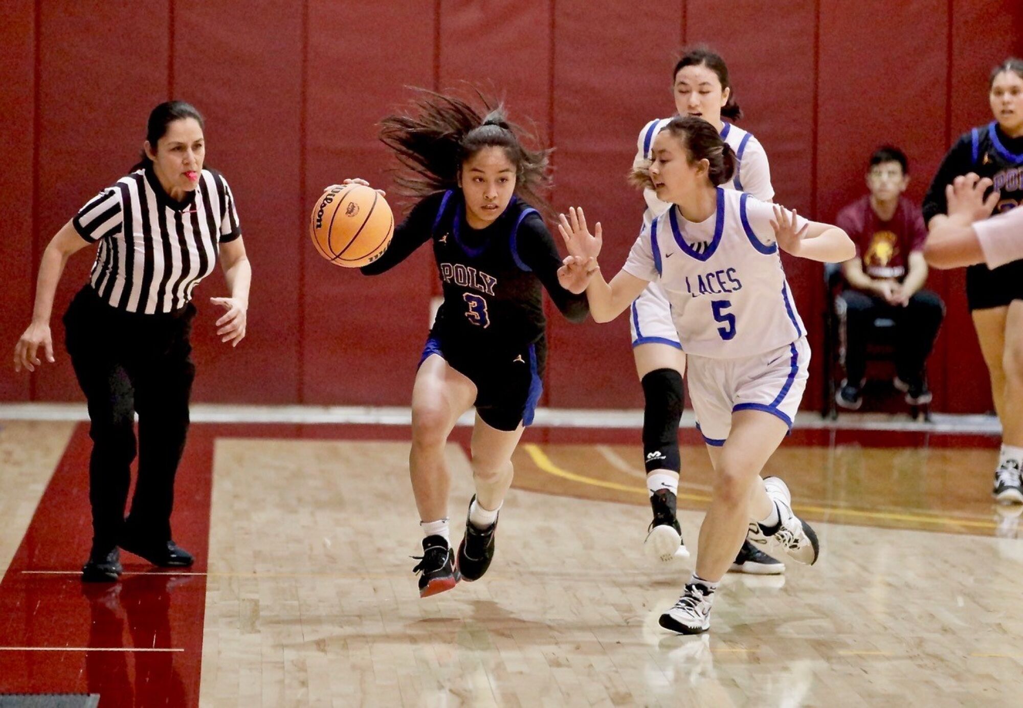 Poly guard Hannah Lising, Cumartesi günü City Section Division 1 başlık maçında LACES'e karşı zaman çizgisinde dripling yapıyor.