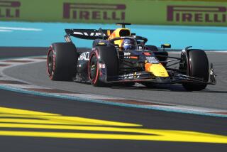 Max Verstappen, piloto holandés de Red Bull, maneja durante la sesión de clasificación del Gran Premio de Miami de Fórmula 1, el sábado 4 de mayo de 2024, en Miami Gardens, Florida. (AP Foto/Lynne Sladky)