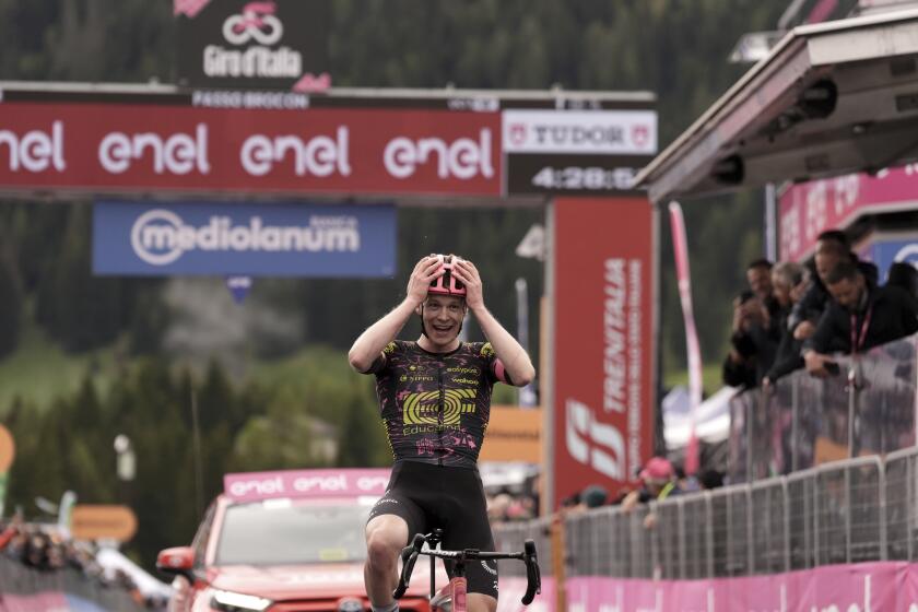 Georg Steinhauser reacciona al ganar la 17ma etapa del Giro de Italia en Passo Brocon, el miércoles 22 de mayo de 2024. (Massimo Paolone/LaPresse vía AP)