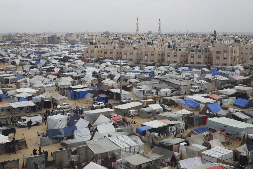 Un campamento de carpas aloja a palestinos desplazados por la ofensiva israelí en Rafah, Franja de Gaza, el martes 27 de febrero de 2024. (AP Foto/Hatem Ali)