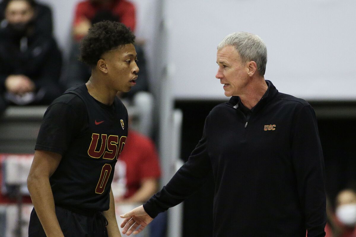 Head coach Andy Enfield speaks with guard Boogie Ellis.