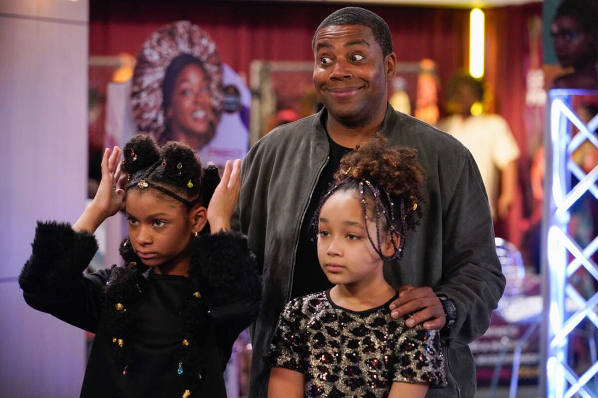 Kenan Thompson standing behind two young girls, Dani Lane, left, and Dannah Lane