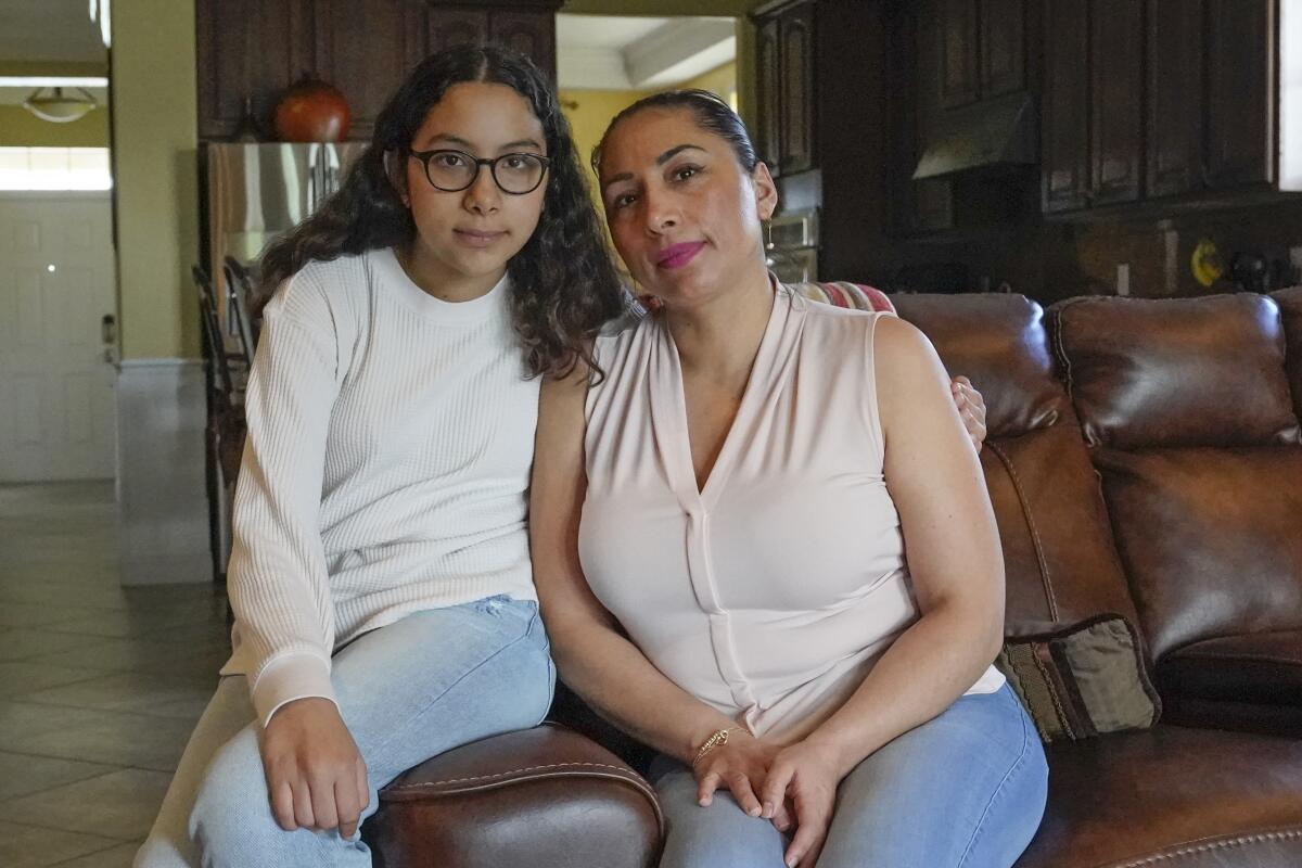 Alejandra Juárez y su hija Estela posan en su casa de Davenport, Florida,