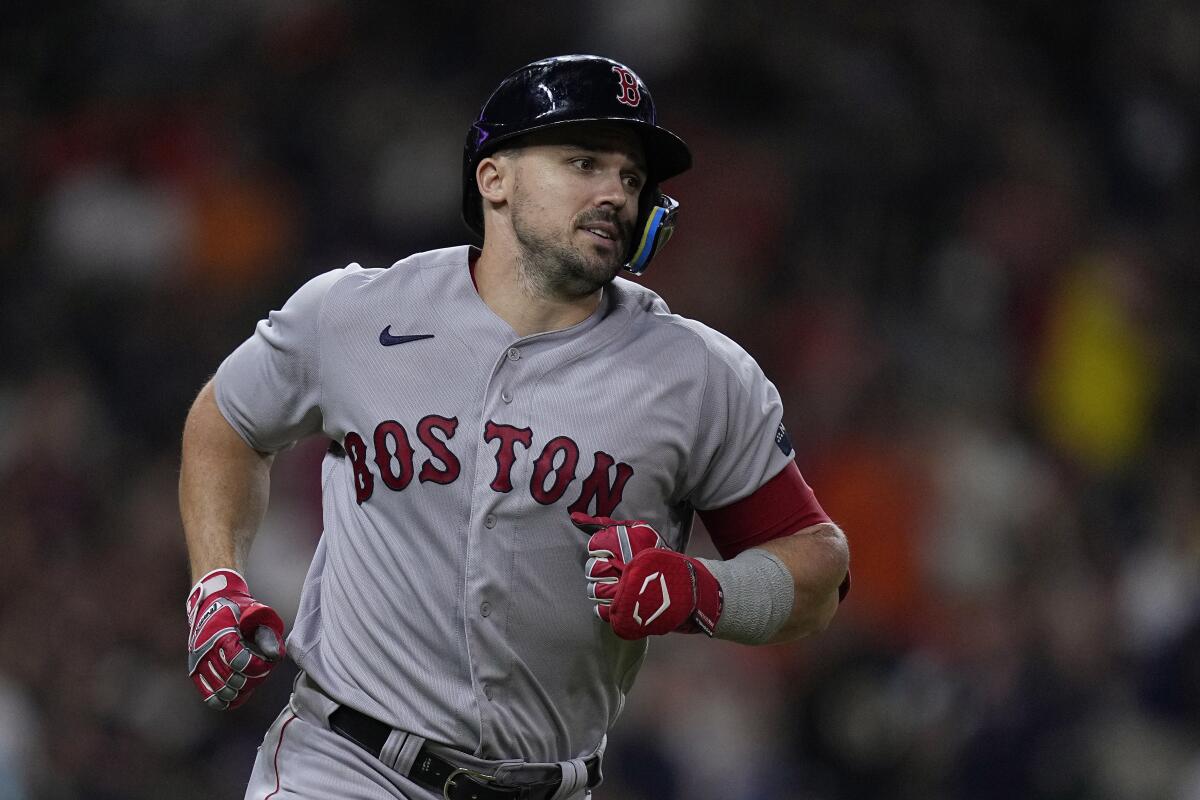 Adam Duvall hits 3-run homer in the 10th in the Red Sox's 7-5