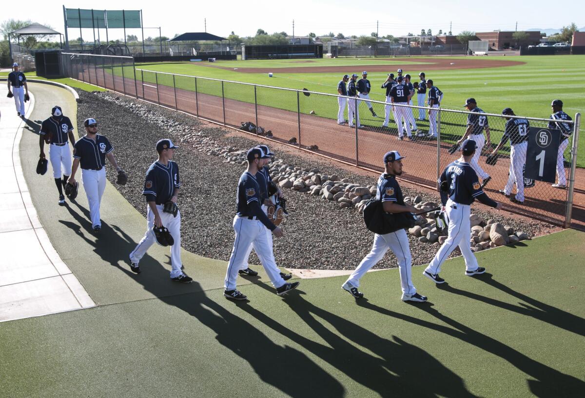 Jugadores de los Padres de San Diego llegan a la cancha de entrenamiento en Peoria, Arizona, para su preparación para la liga del 2017.