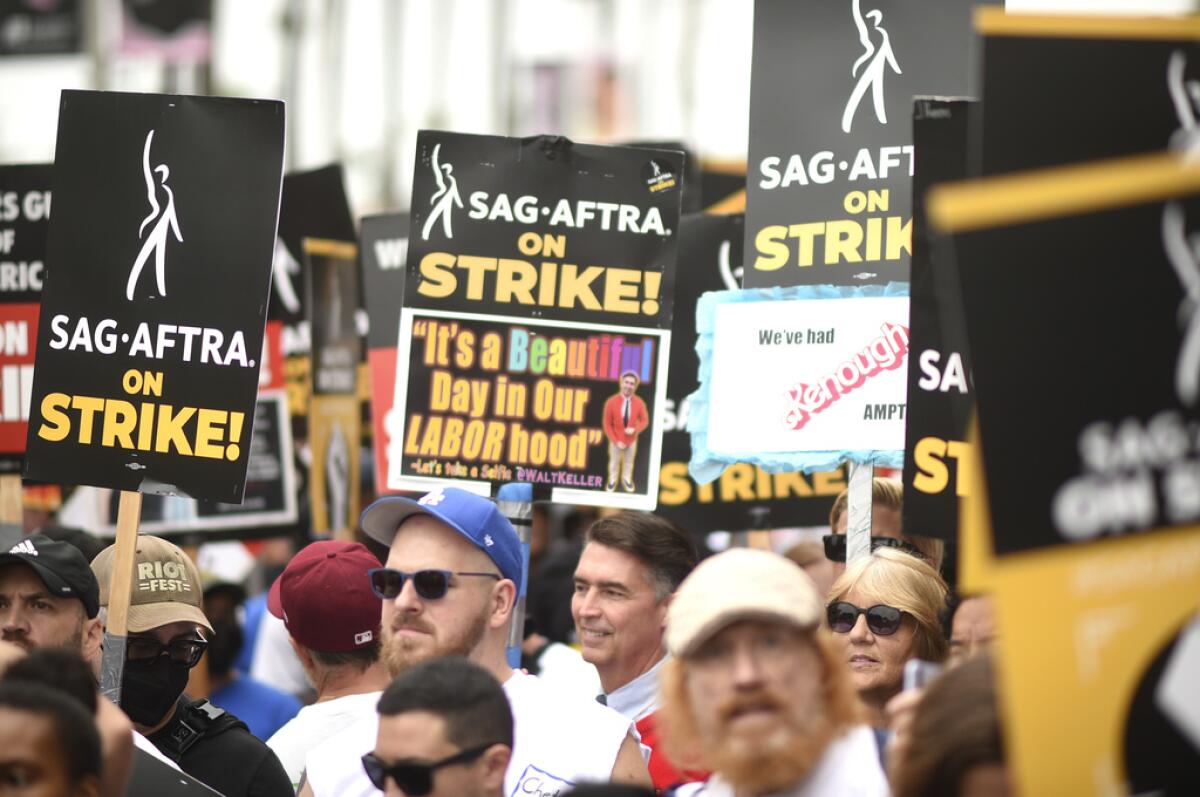 Trabajadores en huelga en una protesta 