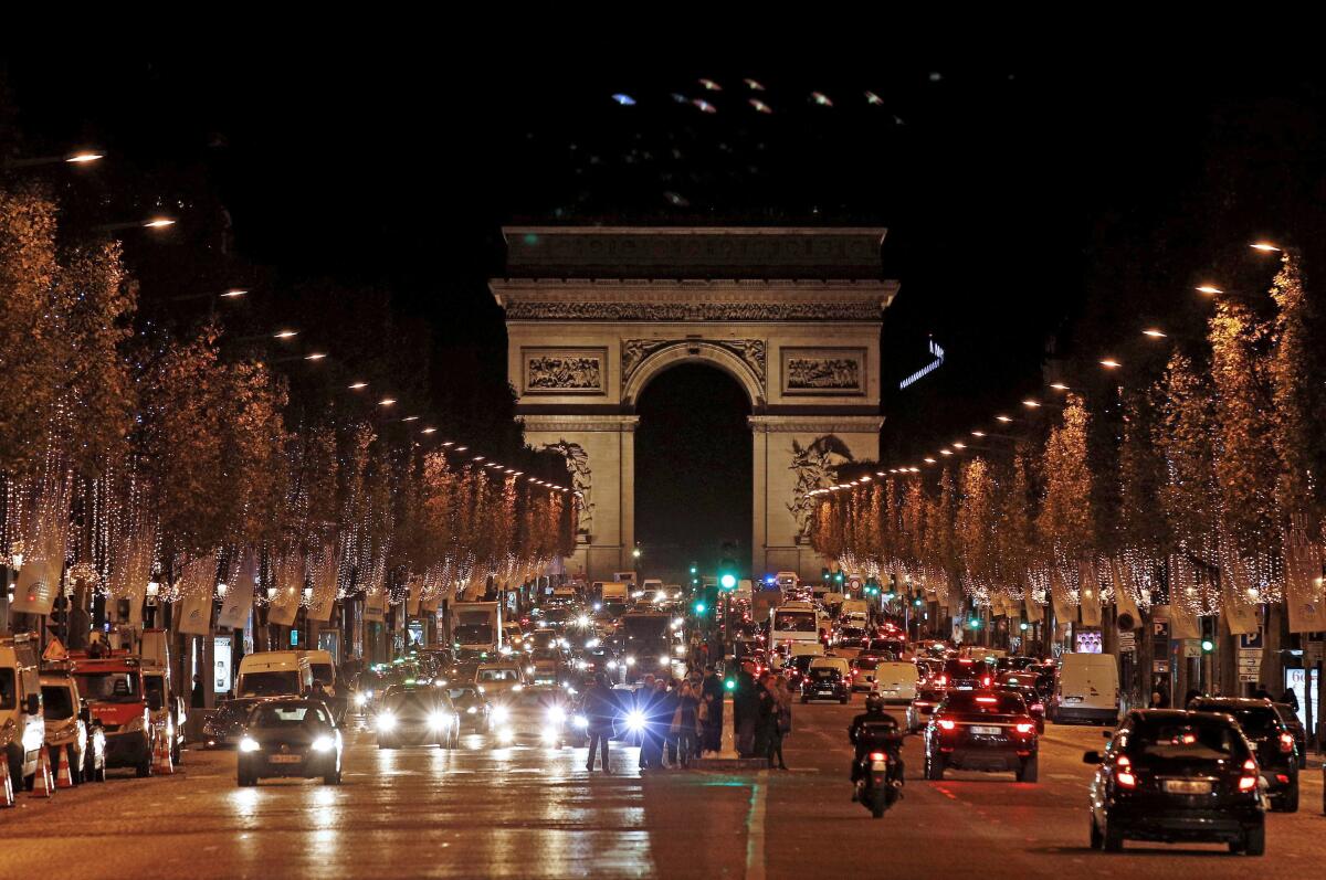 Vista del encendido de la iluminación navideña de la célebre avenida de los Campos Elíseos en París. 