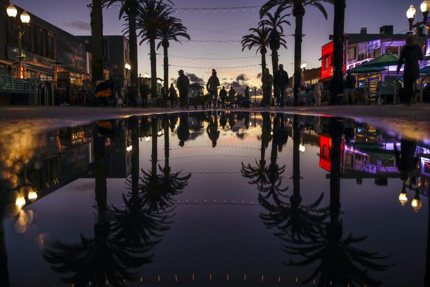 HERMOSA BEACH, CA - JANUARY 29: Restaurants along Pier Plaza in Hermosa Beach, CA, returned to outdoor dining, under new, loosened, statewide coronavirus restrictions, Friday, Jan. 29, 2021. (Jay L. Clendenin / Los Angeles Times)