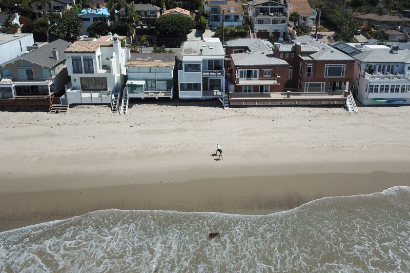 MALIBU, CALIF. -- FRIDAY, JUNE 8, 2018: An inherited home at 21540 Pacific Coast Hwy., center, where a little known feature of Proposition 13 allowed parents or grandparents to pass tax breaks to their children in Malibu, Calif., on June 8, 2018. (Brian van der Brug / Los Angeles Times)