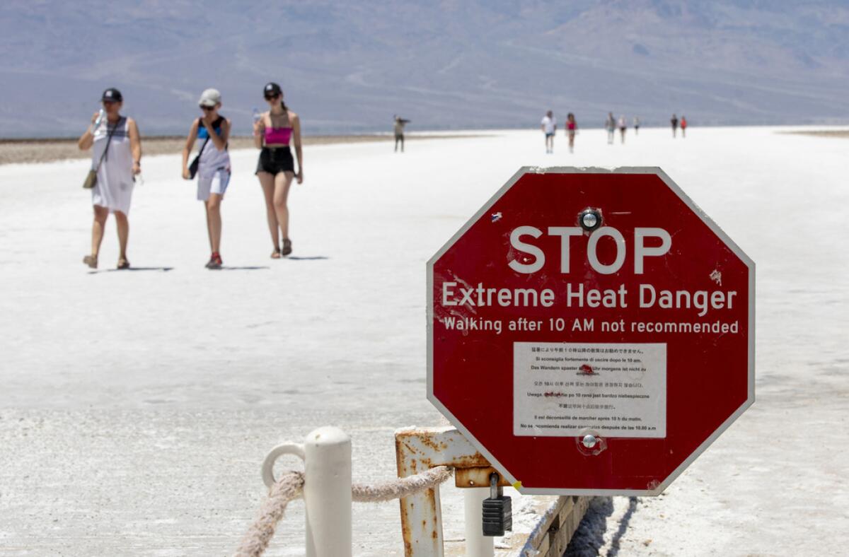 Una señal advierte a los turistas 