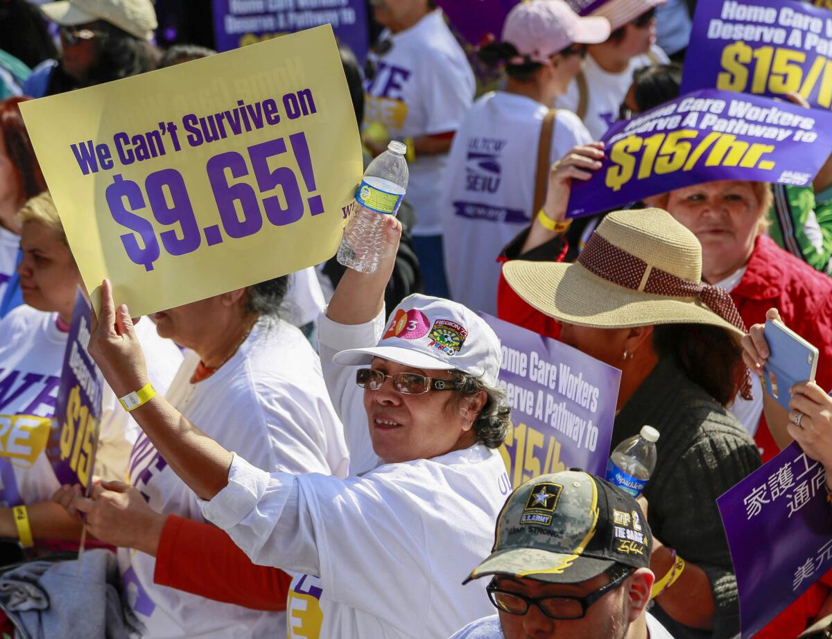 En esta imagen del 14 de abril de 2014, trabajadores de salud protestan por mejores salarios sobre la calle Olvera en Los Ángeles.