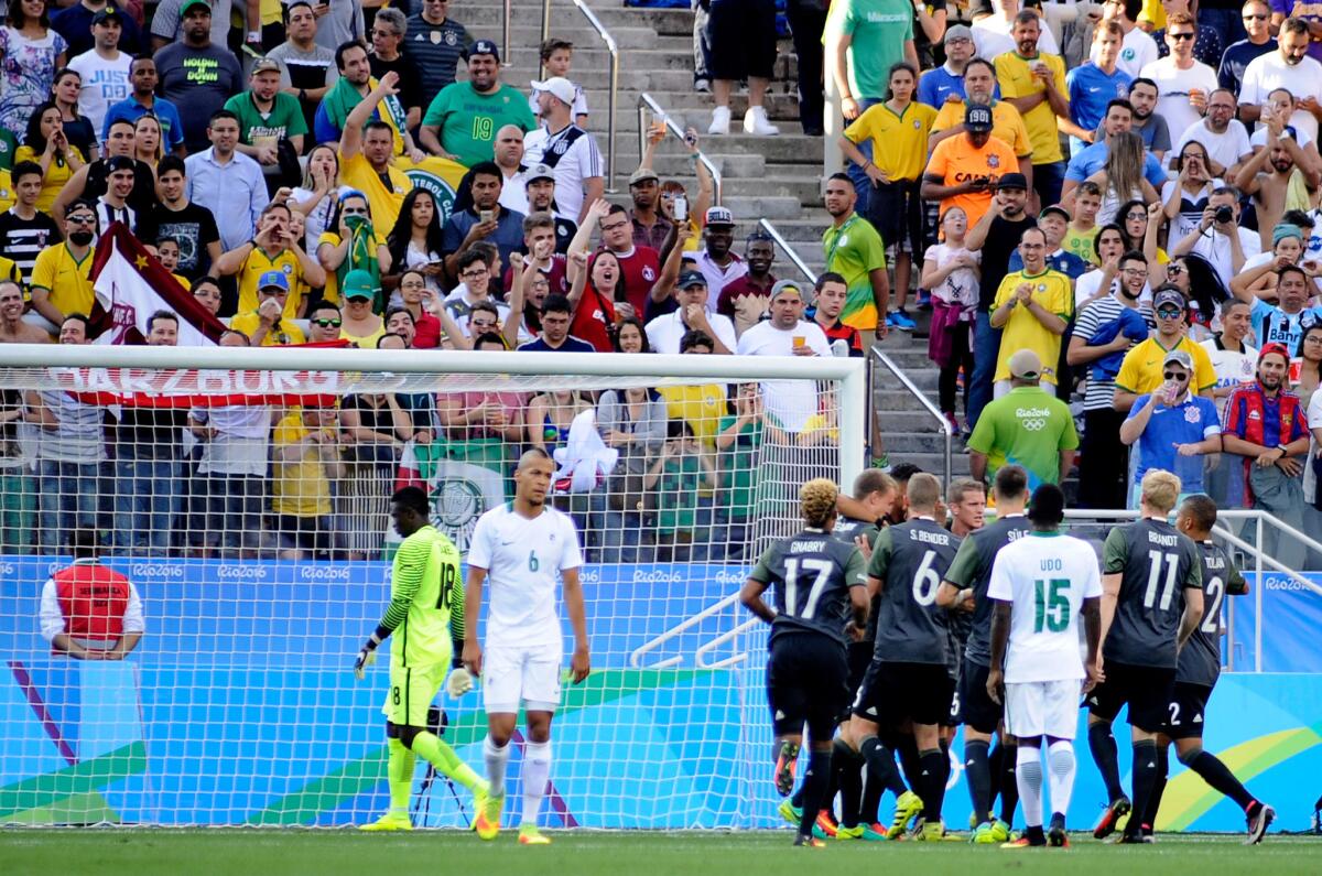 Jugadores de Alemania (d) celebran una anotación ante Nigeria hoy, miércoles 17 de agosto de 2016, durante un partido entre Alemania y Nigeria en la semifinal del torneo de fútbol masculino de los Juegos Olímpicos Río 2016, en el estadio Corinthians de Sao Paulo (Brasil).