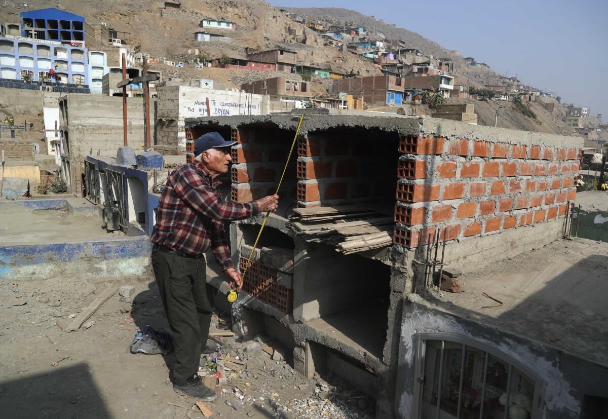 El comerciante retirado Víctor Coba toma medidas de las tumbas que está construyendo 