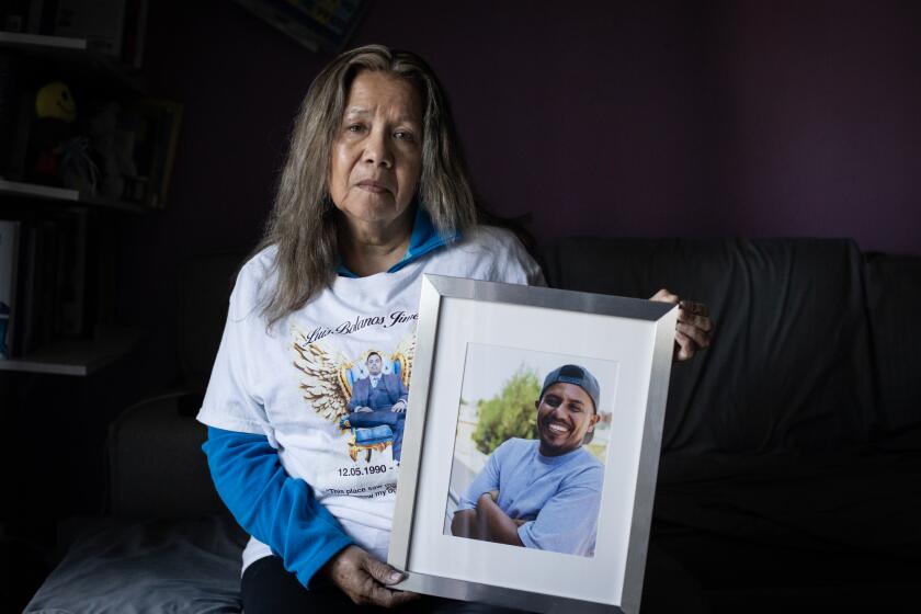 Silvia Jiménez García sostiene una fotografía de su hijo Luis Jiménez, de 33 años, quien se suicidó el jueves 21 de marzo de 2024 en Escondido, California.