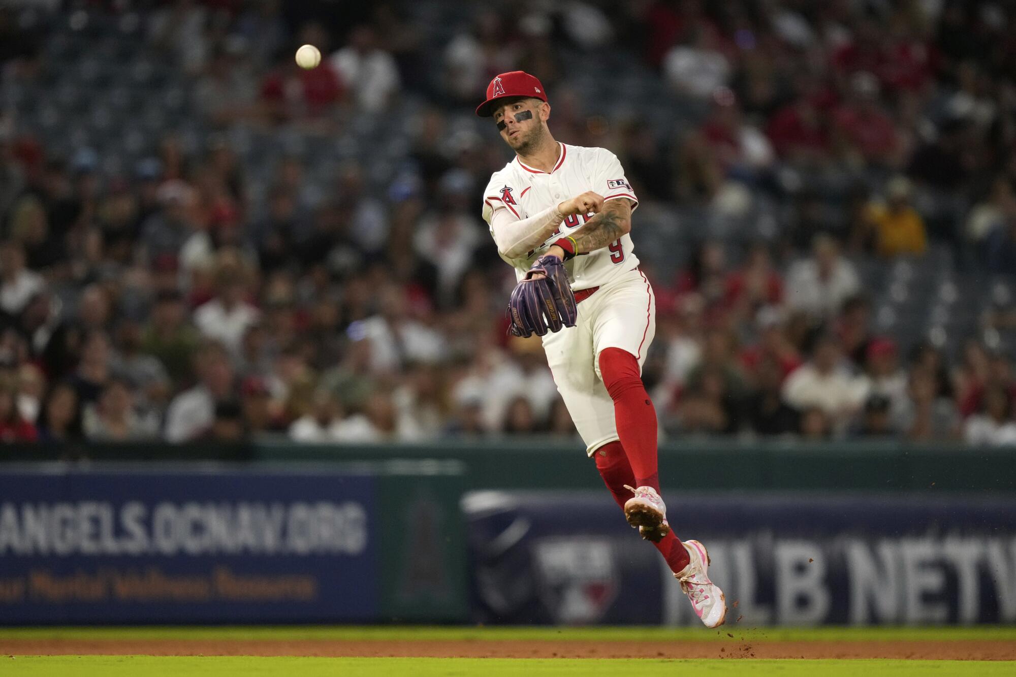 El campocorto de los Angels, Neto, arroja un salto por su cuerpo.