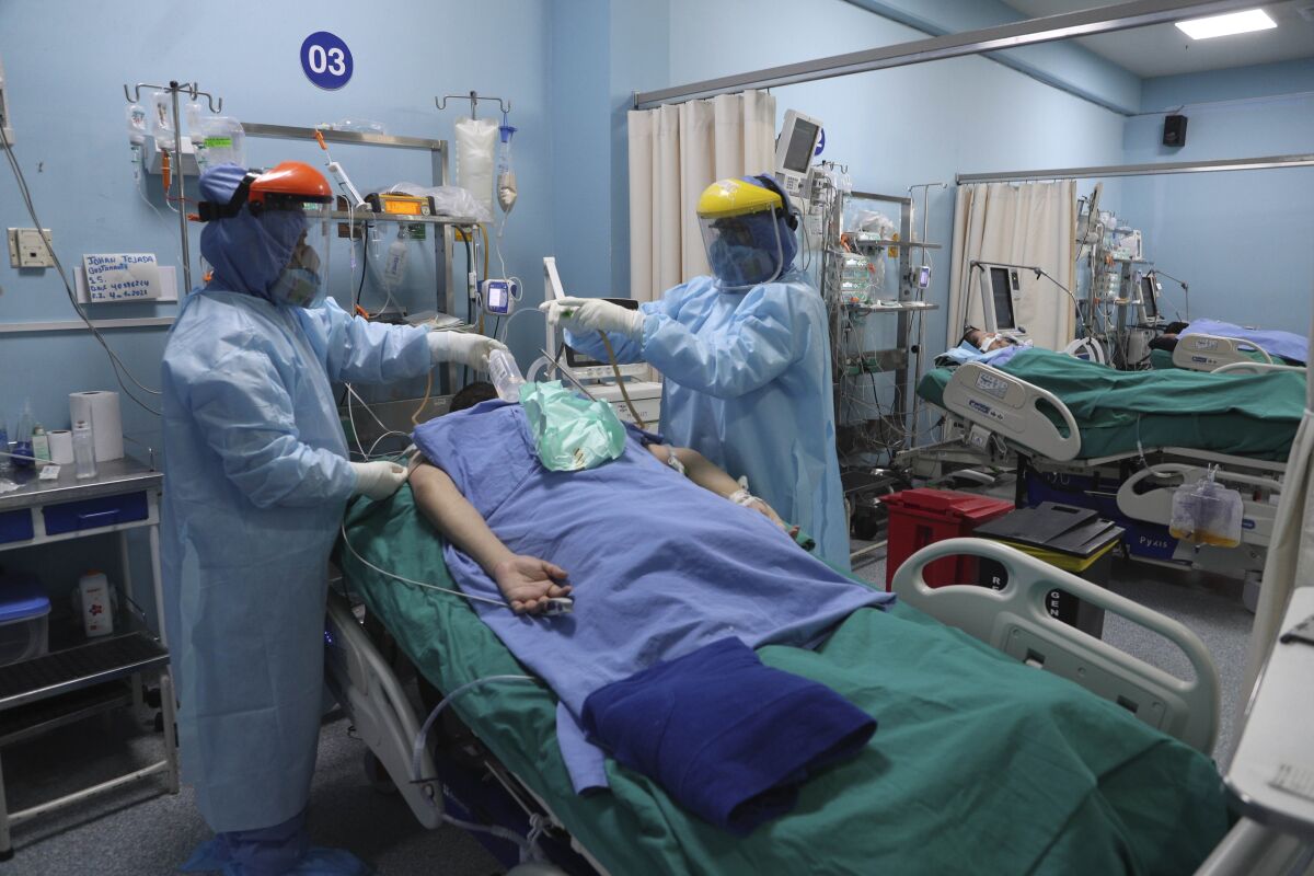 Trabajadores de salud atienden a un paciente dentro de la Unidad de Cuidados Intensivos por COVID-19