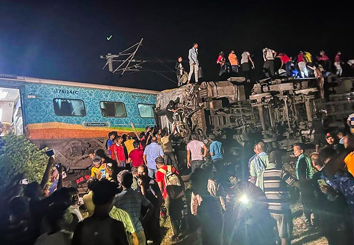 CRÉDITO OBLIGATORIO - Rescatistas laboran en el sitio donde dos trenes de pasajeros 