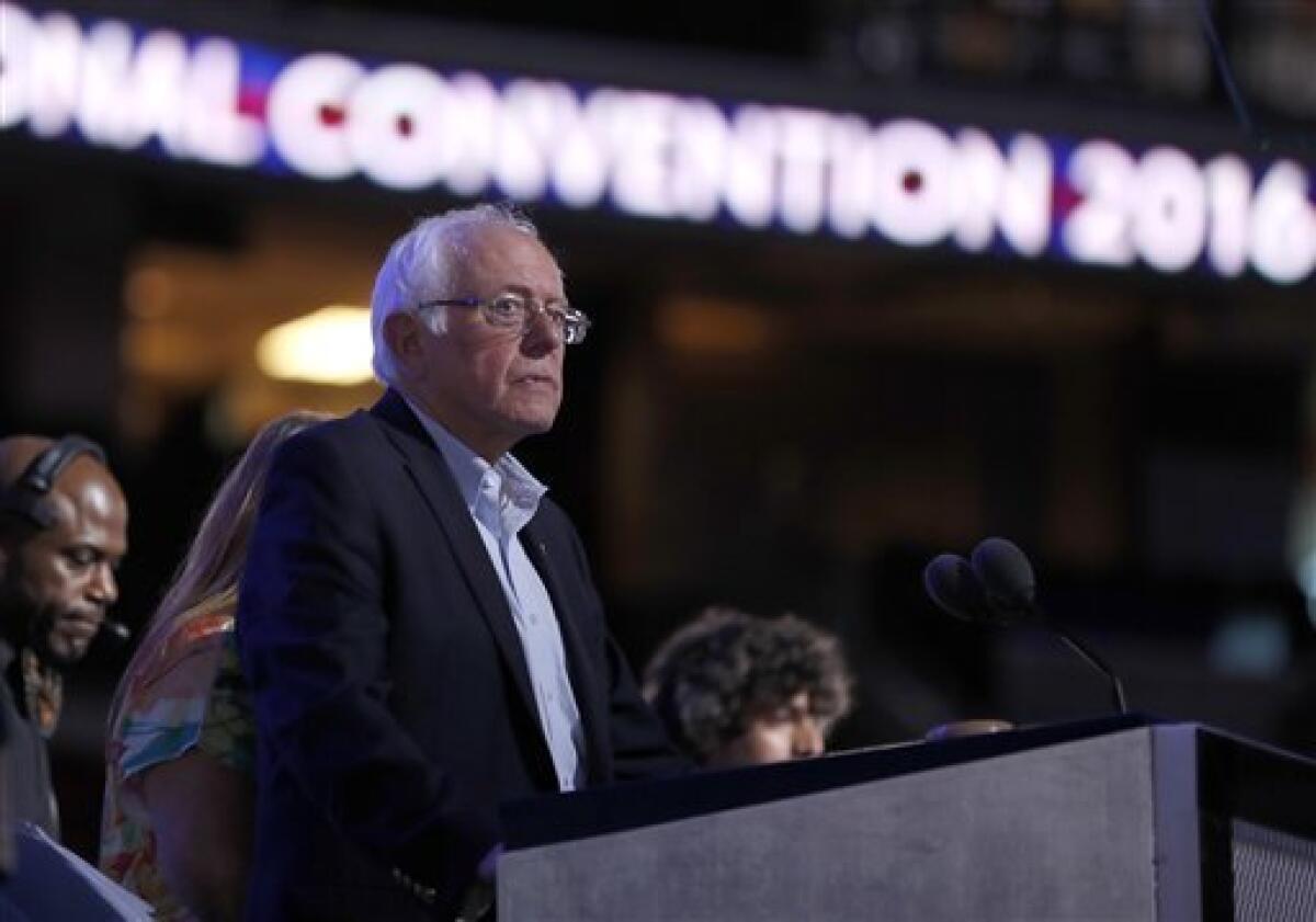 El senador Bernie Sanders, independiente por Vermont, revisa el podio antes del inicio del primer día de la Convención Nacional Demócrata, el lunes 25 de julio del 2016 en Filadelfia. (Foto AP /Carolyn Kaster)