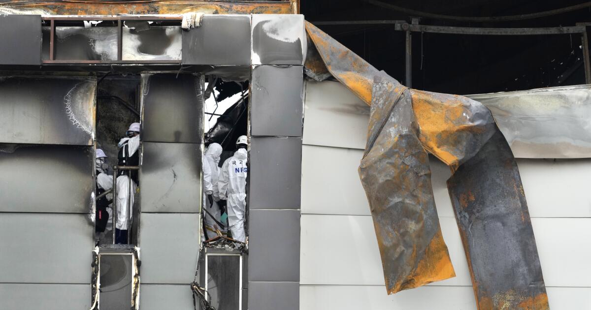 Ölümcül bir pil fabrikası yangınının ardından dikkatler göçmen işçilerin güvenliğine çevrildi