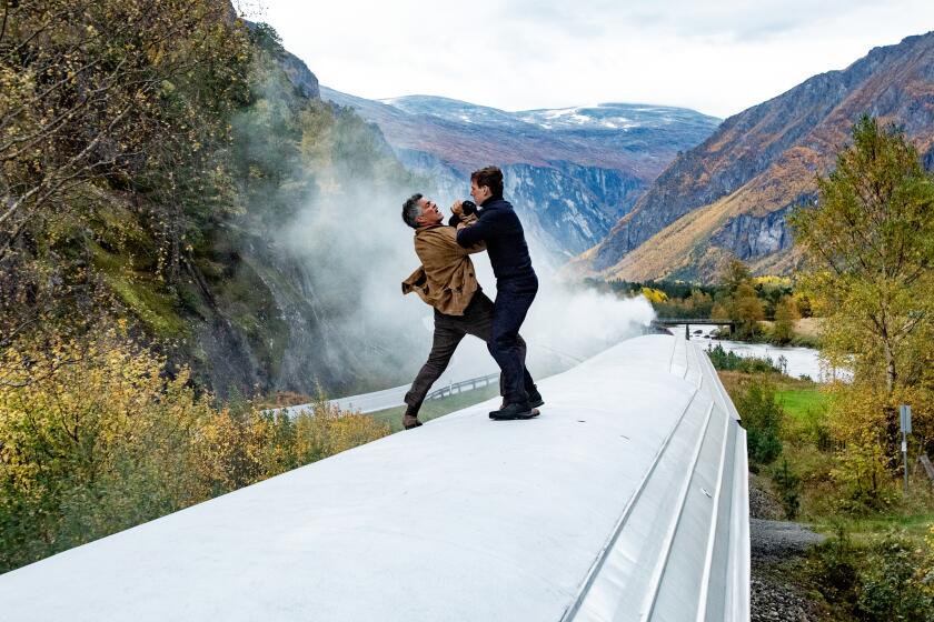 Esai Morales y Tom Cruise en una escena de "Mission: Impossible - Dead Reckoning Part One".