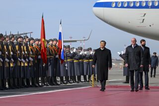 En esta fotografía difundida por la agencia noticiosa china Xinhua, el presidente chino Xi Jinping, al centro, es acompañado por el viceprimer ministro ruso Dmitry Chernyshenko mientras pasa revista a una guardia de honor durante una ceremonia de bienvenida en el aeropuerto Vnukovo-2, el lunes 20 de marzo de 2023, en las afueras de Moscú. (Xie Huanchi/Xinhua vía AP)
