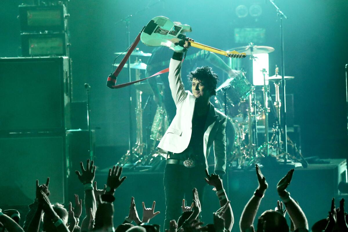 Billie Joe Armstrong, de Green Day, cuando actuó en los American Music Awards de 2019 en Los Angeles, California.