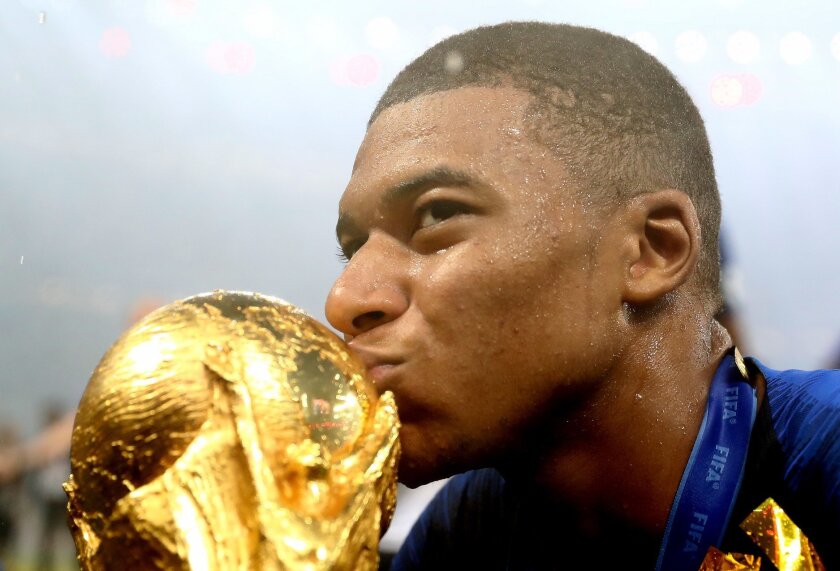Kylian Mbappé besa el trofeo de la Copa del Mundo.