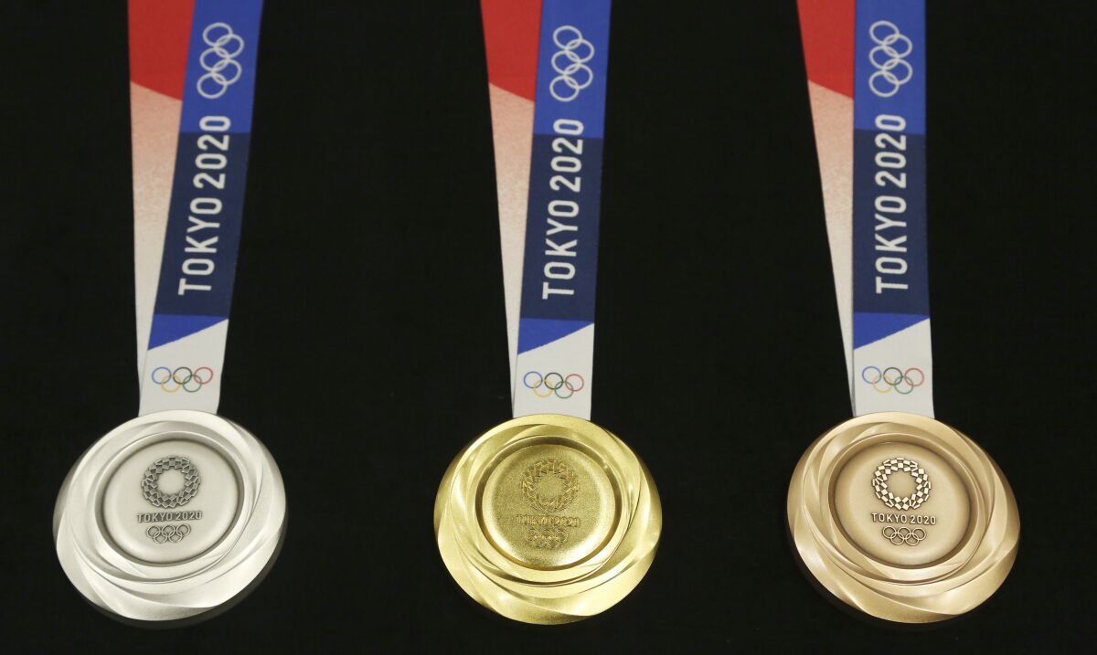 Las medallas (de plata, oro y bronce, de izquierda a derecha) de los Juegos Olímpicos de Tokio 2020, durante su presentación en un acto cuando falta justo un año para la inauguración de Tokio 2020, en la capital de Japón, el 24 de julio de 2019. (AP Foto/Koji Sasahara) ** Usable by HOY, ELSENT and SD Only **